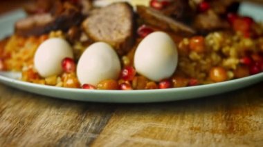 Özbek Mutfağı Ruhlu Düğün Pilaf 'ı tat. Yumurta ve sosisle çok güzel dekore edilmiş. 4k video