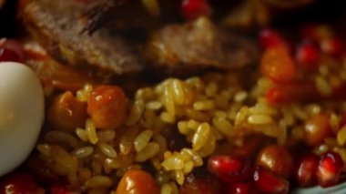 Özbek Mutfağı Ruhlu Düğün Pilaf 'ı tat. Yumurta ve sosisle çok güzel dekore edilmiş. 4k video