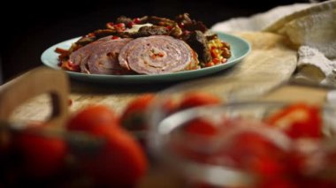 Özbek Mutfağı Ruhlu Düğün Pilaf 'ı tat. Yumurta ve sosisle çok güzel dekore edilmiş. 4k video