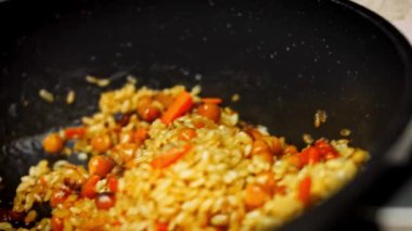 Özbek Mutfağı Ruhlu Düğün Pilaf 'ı tat. Yumurta ve sosisle çok güzel dekore edilmiş. 4k video