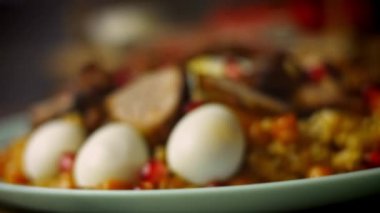 Özbek Mutfağı Ruhlu Düğün Pilaf 'ı tat. Yumurta ve sosisle çok güzel dekore edilmiş. 4k video