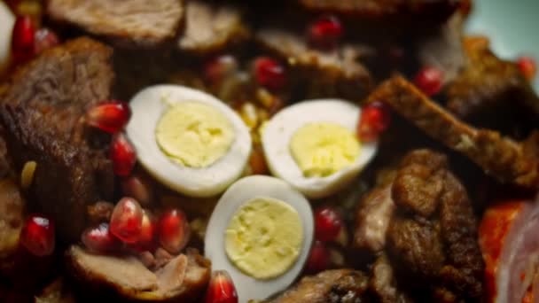 Δοκιμάστε ουζμπεκική κουζίνα Soulful Wedding Pilaf. Είναι όμορφα διακοσμημένο με αυγά και λουκάνικα. Βίντεο 4k — Αρχείο Βίντεο