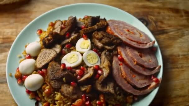 Özbek Mutfağı Ruhlu Düğün Pilaf 'ı tat. Yumurta ve sosisle çok güzel dekore edilmiş. 4k video — Stok video