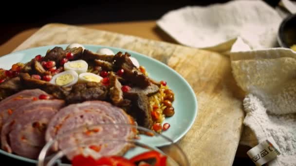 Prove a cozinha uzbeque Soulful Wedding Pilaf. Está lindamente decorado com ovos e salsicha. 4k vídeo — Vídeo de Stock