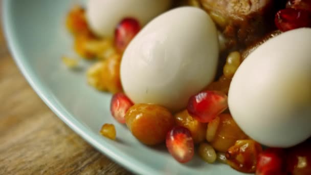 Özbek Mutfağı Ruhlu Düğün Pilaf 'ı tat. Yumurta ve sosisle çok güzel dekore edilmiş. 4k video — Stok video