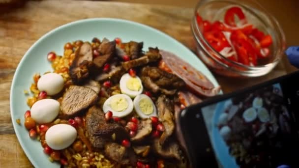 Sabor de la cocina uzbeka Soulful Wedding Pilaf. Está bellamente decorado con huevos y salchichas. Tomo una foto de la comida. Vídeo 4k — Vídeos de Stock