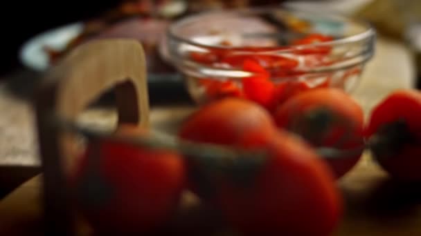 ウズベク料理を味わう魂の結婚式ピラフ。卵やソーセージが美しく飾られています。4kビデオ — ストック動画