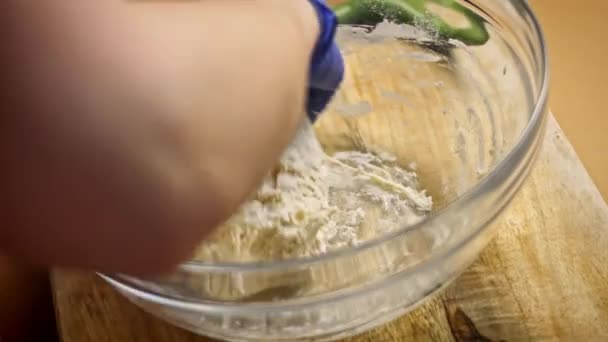 Γονατίστε τη ζύμη με μπλε γάντια. Βίντεο 4k — Αρχείο Βίντεο