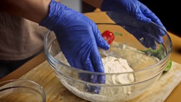 Ugniatać ciasto niebieskimi rękawiczkami. 4k wideo — Wideo stockowe