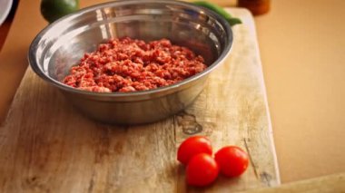 Masaya ince doğranmış sebze tabağını koydum. 4k video