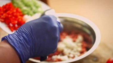 Kıyma kasesini masaya koymuştum. 4k video