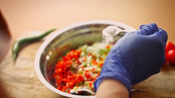 Añado sal a la carne picada con verduras. Vídeo 4k — Vídeo de stock