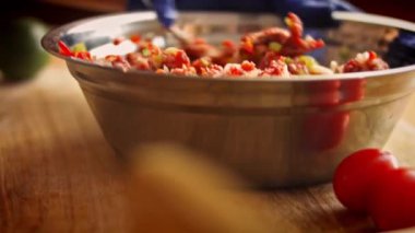Bir yemek kaşığıyla kıyma ve sebzelerle karıştır. 4k video