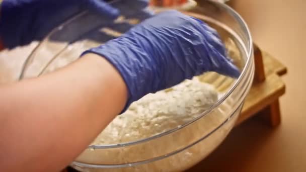 Ich befeuchte den blauen Handschuh. Ich bereite den Teig zum Backen vor. 4k-Video — Stockvideo