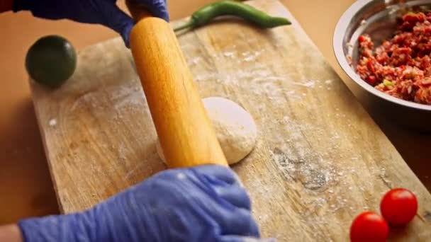 Extendí la masa con un rodillo de madera. Hacer pide 4k video — Vídeo de stock