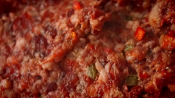 Zöldséges darált húst tettem a tésztára. Tojásos pide-ot készítünk. 4k videó — Stock videók
