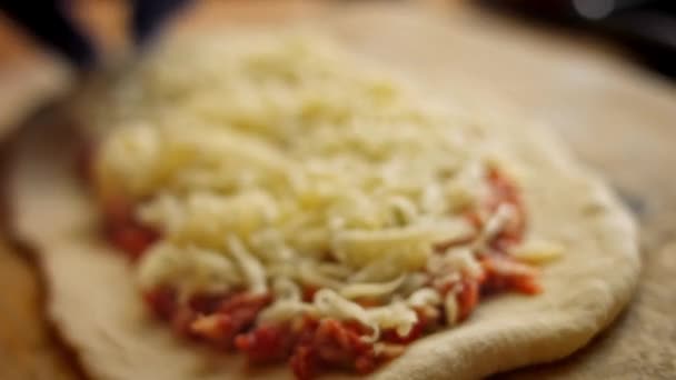 Ho messo la mozzarella sul pide delle uova. 4k video — Video Stock