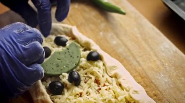 Hamurun kenarlarını bük. Cadı yumurtası hazırlıyoruz. 4k video