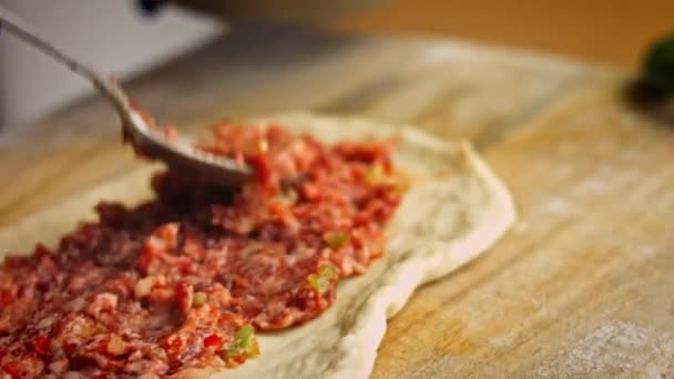 Puse la carne picada con verduras sobre la masa. Preparamos pide con el salami. Vídeo 4k — Vídeos de Stock