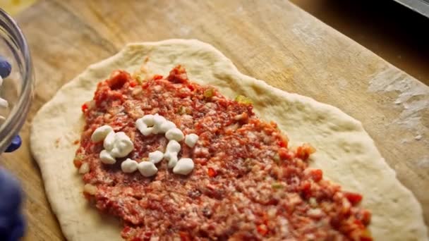 Ho messo la ricotta sopra il pide. Prepariamo il pide con salame. 4k video — Video Stock