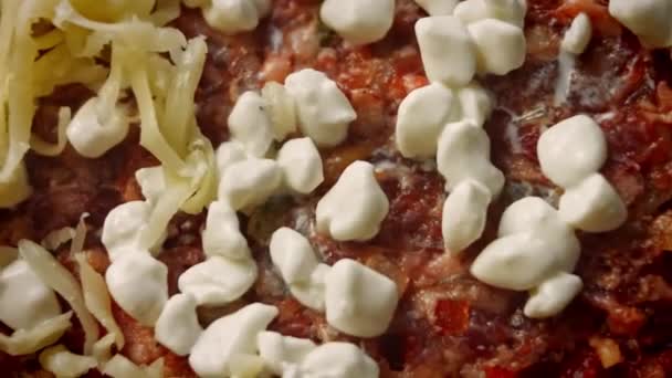 Ho messo la mozarella sul pide. Prepariamo il pide con salame. 4k video — Video Stock