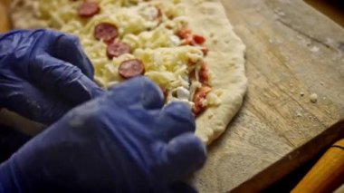 Hamurun kenarlarını bük. Pide cadı salamı hazırlıyoruz. 4k video
