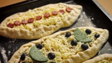 Üç çeşit pides. Yumurtalı vejetaryen pide ve salamlı pide. 4k video