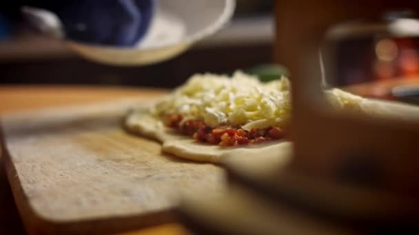 私はパイドの上にモッツァレラチーズを置きます.私たちはサラミとパイドを準備します。4kビデオ — ストック動画