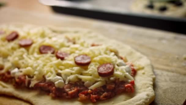 Puse el queso mozarella sobre el pide. Preparamos pide con el salami. Vídeo 4k — Vídeos de Stock