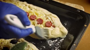 Köşeleri yumurtalarla yağla. Yumurtalı vejetaryen pide ve salamlı pide. 4k video