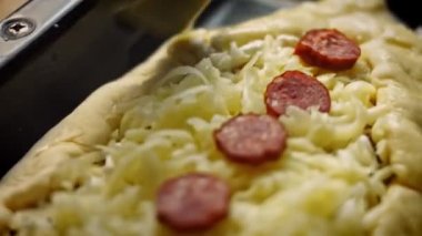 Köşeleri yumurtalarla yağla. Yumurtalı vejetaryen pide ve salamlı pide. 4k video