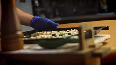 Pideleri rulonun içine koydum. Yumurtalı vejetaryen pide ve salamlı pide. 4k video