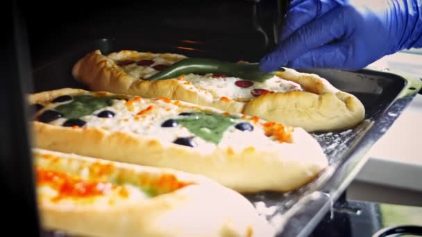 Pide 'a acı biber ve yumurta ekle. Yumurtalı vejetaryen pide ve salamlı pide. 4k video — Stok video