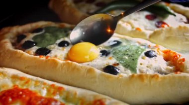 Pide 'a yumurta ekle. Yumurtalı vejetaryen pide ve salamlı pide. 4k video