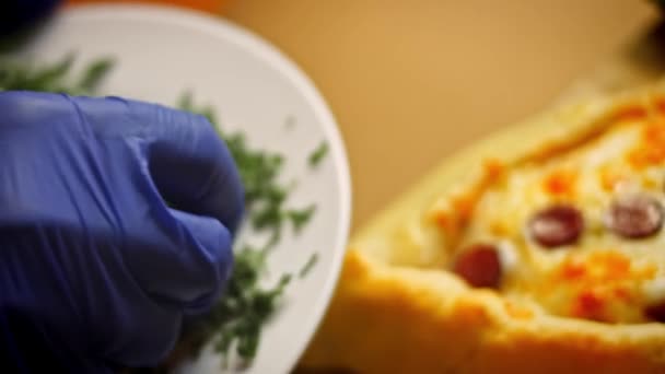 Tillsätt hackad persilja till salamipiden. Vegetarisk pidbrygga med ägg och pir med salami. 4k-video — Stockvideo