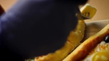 Pides 'in köşelerini tereyağıyla yağla. Yumurtalı vejetaryen pide ve salamlı pide. 4k video