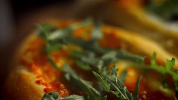 Tillsätt ruccola till salamipiden. Vegetarisk pidbrygga med ägg och vegetarisk pir. 4k-video — Stockvideo