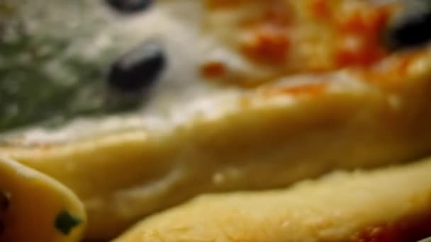 Graisser les coins des pides avec du beurre. Pide végétarienne pide avec oeuf et pide avec salami. Vidéo 4k — Video