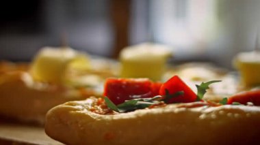 Peyniri ayağıma bir gemi tuvali şeklinde koydum. Yumurtalı vejetaryen pide ve salamlı pide. 4k video