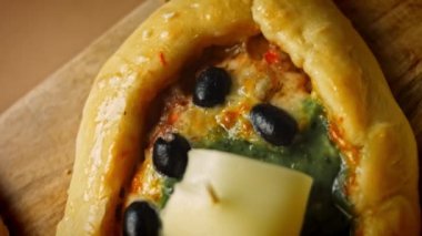 Üç çeşit pides. Yumurtalı vejetaryen pide ve salamlı pide. 4k video
