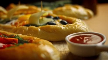 Üç çeşit pides. Yumurtalı vejetaryen pide ve salamlı pide. 4k video