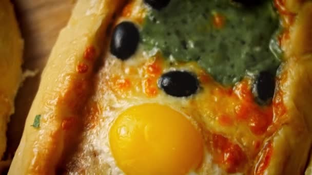 Tre typer av pider. Vegetarisk pidbrygga med ägg och pir med salami. 4k-video — Stockvideo