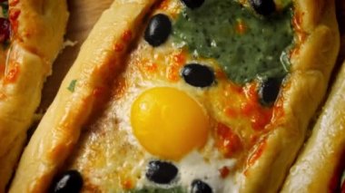 Üç çeşit pides. Yumurtalı vejetaryen pide ve salamlı pide. 4k video