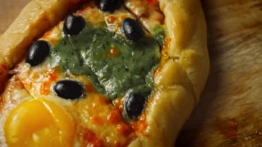 Üç çeşit pides. Yumurtalı vejetaryen pide ve salamlı pide. 4k video