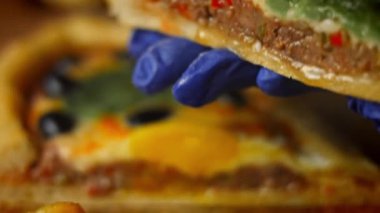 Bir dilim pide tadıyorum. Yumurtalı vejetaryen pide ve salamlı pide. 4k video