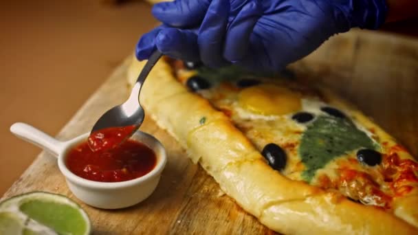 Puse adjika sobre pide. Vegetariana pide pide con huevo y pide con salami. Vídeo 4k — Vídeos de Stock