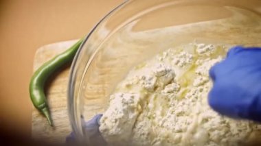 Hamuru mavi eldivenlerle yoğur. 4k video