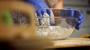 Hamuru mavi eldivenlerle yoğur. 4k video