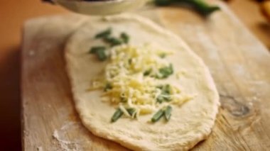 Hamurun üstüne mozarella koy. Vejetaryen pide hazırlıyoruz. 4k video