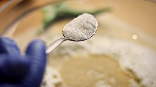 J'ai mis une cuillerée de sucre sur la pâte. Vidéo 4k